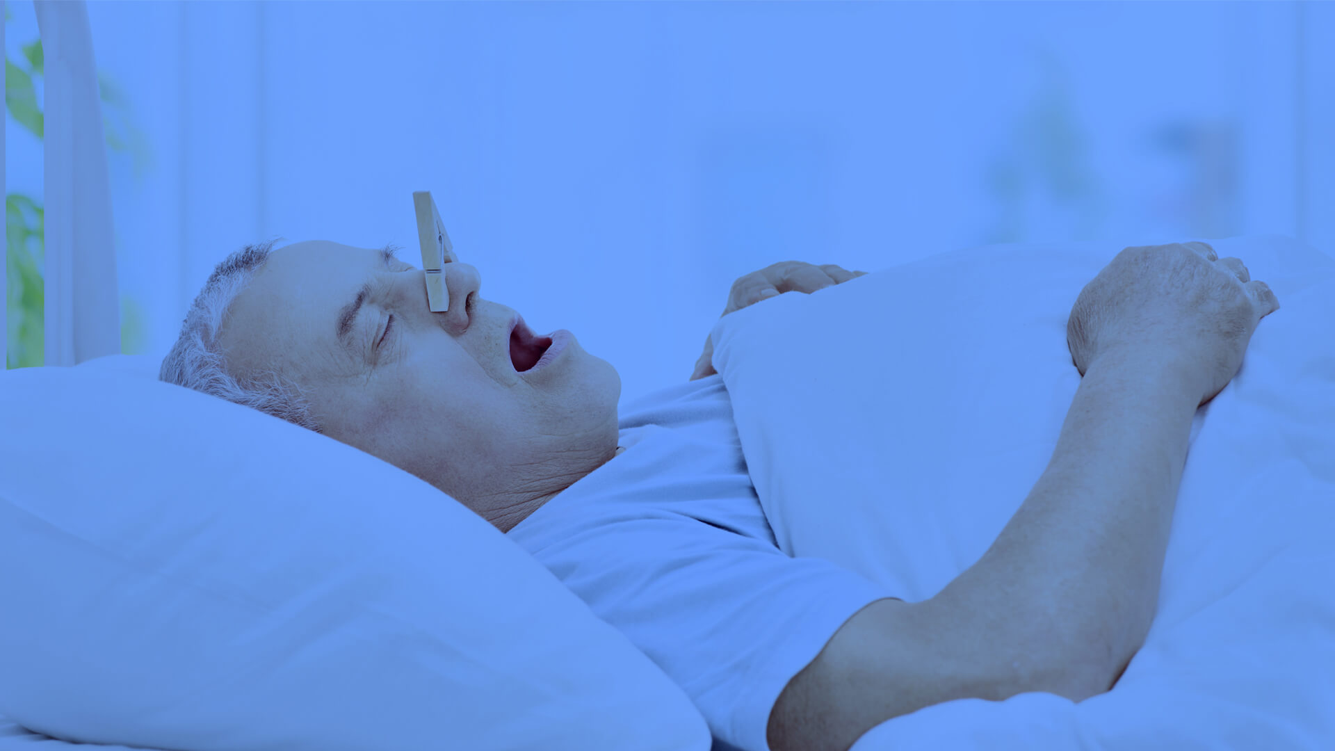 Kuriose Mittel gegen Schnarchen: Anti-Schnarch-Ringe, Schnarch-Schnuller, Nasenklammern und Anti-Schnarch-Sprays &ndash; obwohl popul&auml;r, ist die wissenschaftliche Wirksamkeit umstritten.